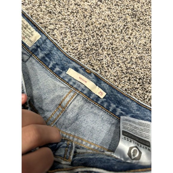 Levis Wedgie Raw Hem Medium Wash Size 25 EUC - Picture 5 of 6